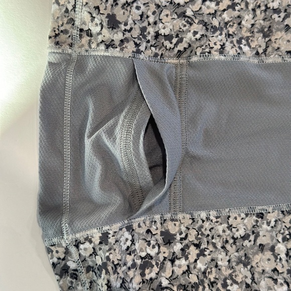 Lululemon Floral‎ Tank Top - Size 6. (No tag but Size Dot) - Picture 5 of 11